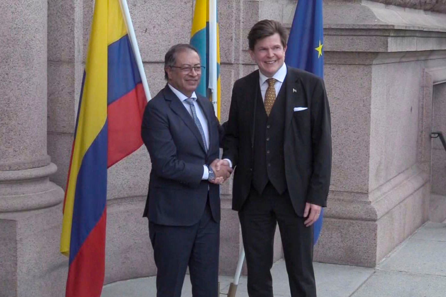 GRAF9661. ESTOCOLMO, 12/06/2024.- El presidente colombiano, Gustavo Petro (i), comenzó este miércoles en Estocolmo una visita oficial de tres días a Suecia con una visita al Riksdag (Parlamento), donde fue recibido por el presidente de esa institución, Andreas Norlén (d). EFE/EFE-TV