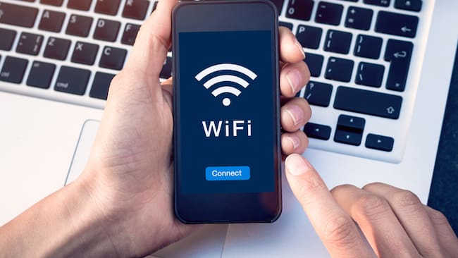 Imagen referencia conectando red wifi en el celular (GettyImages)