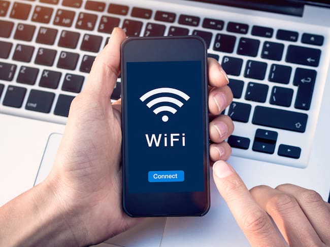 Imagen referencia conectando red wifi en el celular (GettyImages)