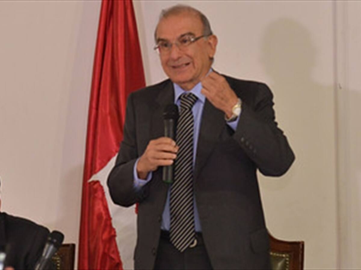 Santos está dispuesto a reunirse con Uribe para hablar de paz: De la Calle