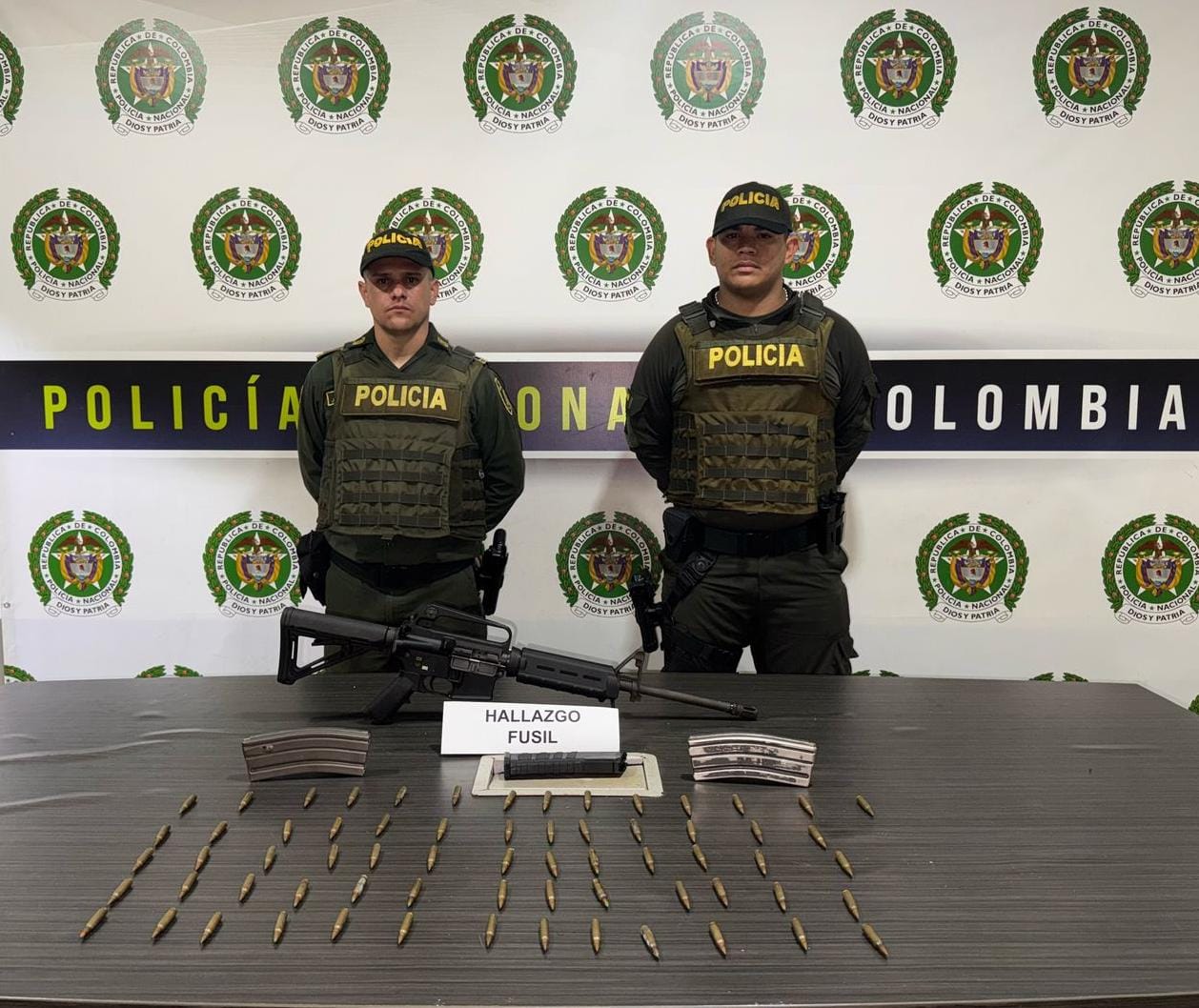 Fusil de fabricación americana incautado en Medellín- foto policía Metropolitana