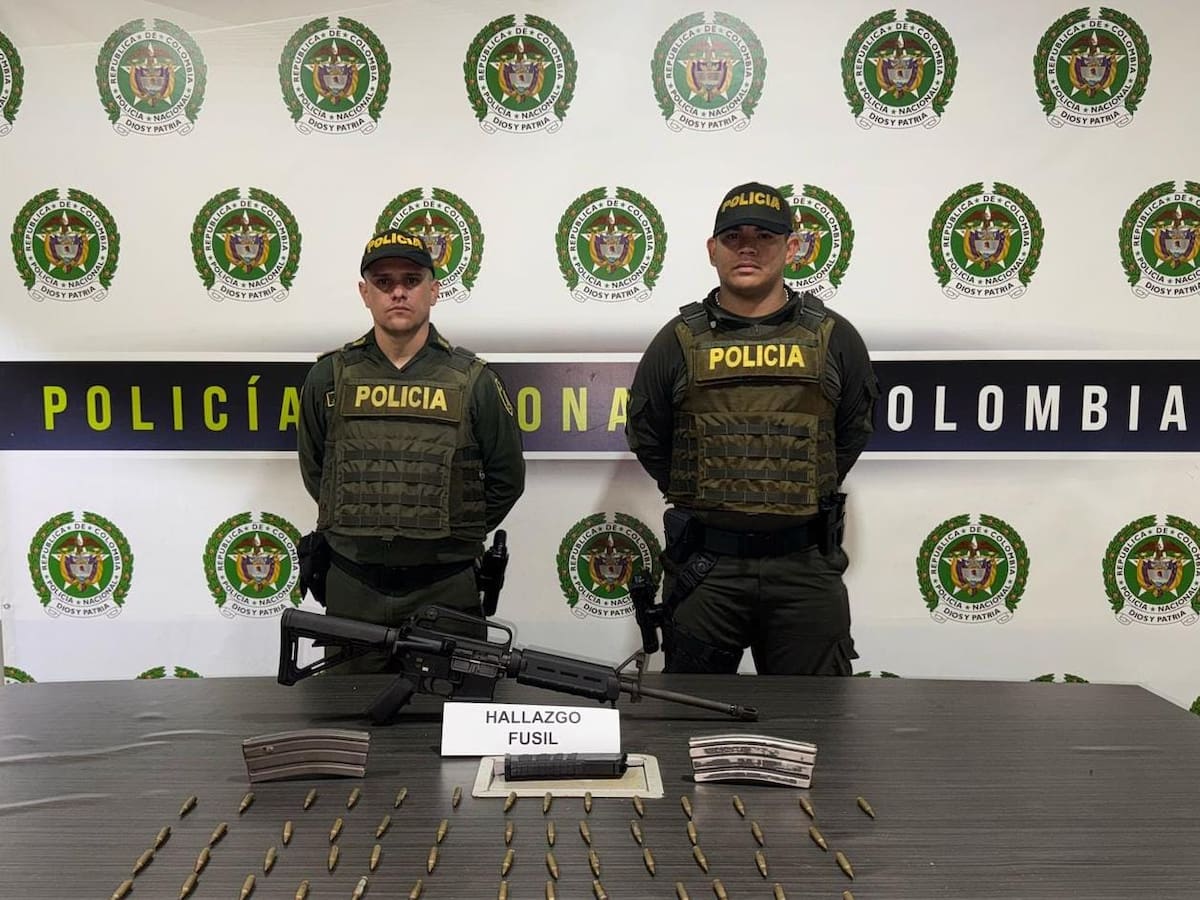 En Manrique, la policía incautó un fusil y capturó a tres personas