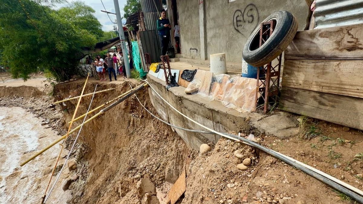 250 familias permanecen en zona de riesgo tras desprendimiento de tierra en Bucaramanga