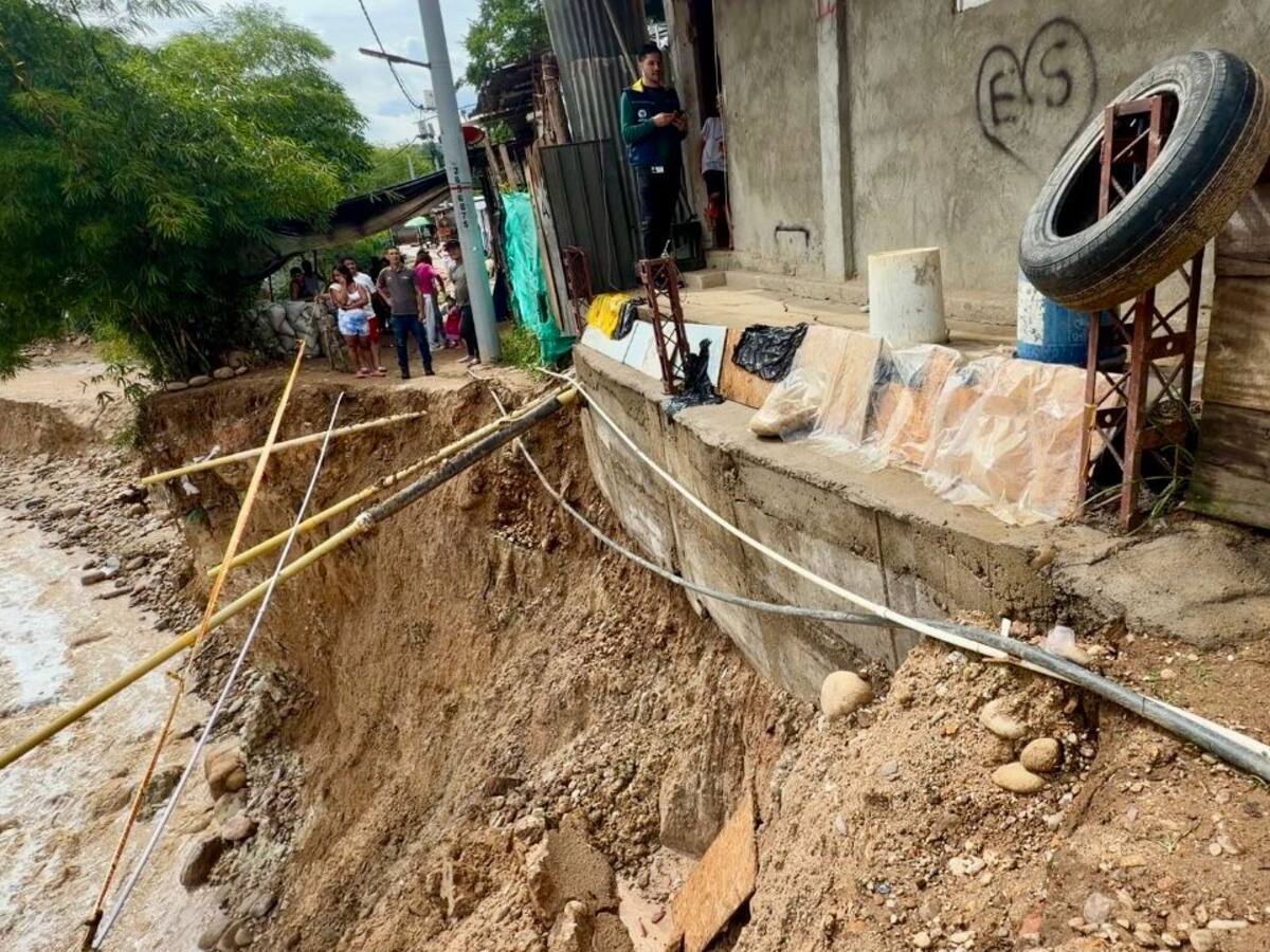 250 familias permanecen en zona de riesgo tras desprendimiento de tierra en Bucaramanga