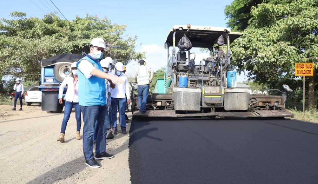 Gobernador de Bolívar, Vicente Blel, inspeccionando los trabajos