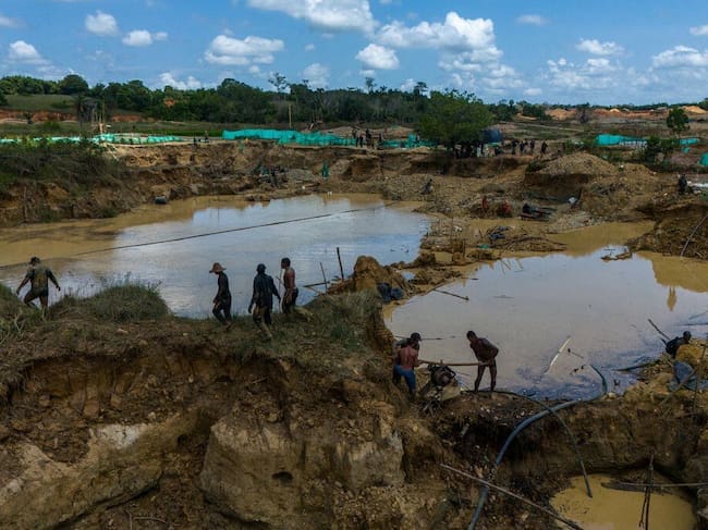 Complejo de minería ilegal en inmediaciones de una base militar.