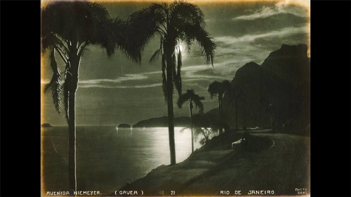 Otra "familia" de la exposición son las fotos de paisajes, como esta desde el icónico morro de Pan de Azúcar, en una época en que la famosa estatua del Cristo de Corcovado todavía no había sido inaugurada.