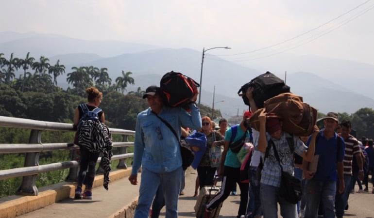 La oposición analiza salidas financieras con apoyo internacional