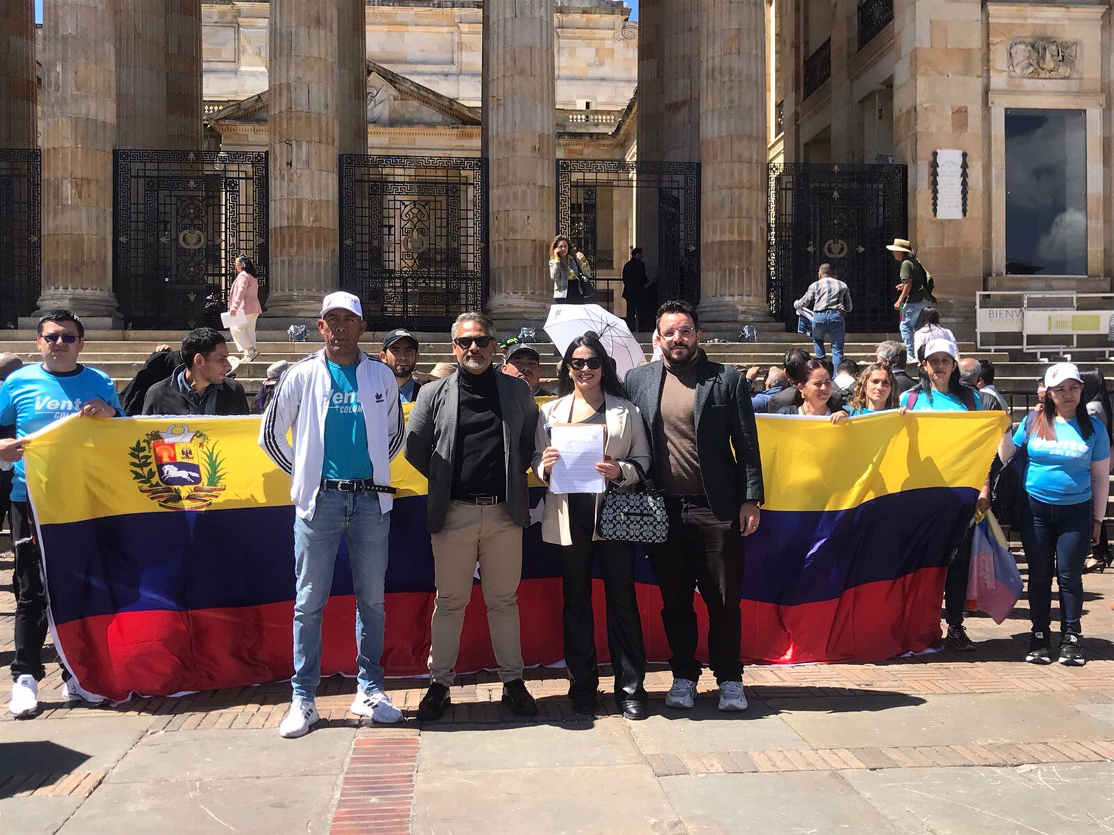 La directora del Comando con Venezuela, Mariluz Palma entregó una carta dirigida al Canciller, Luis Gilberto Murillo. (Foto: Caracol Radio)