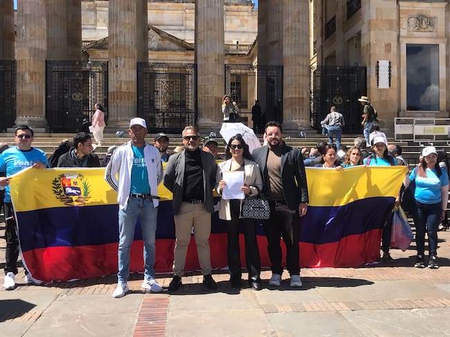 La directora del Comando con Venezuela, Mariluz Palma entregó una carta dirigida al Canciller, Luis Gilberto Murillo. (Foto: Caracol Radio)