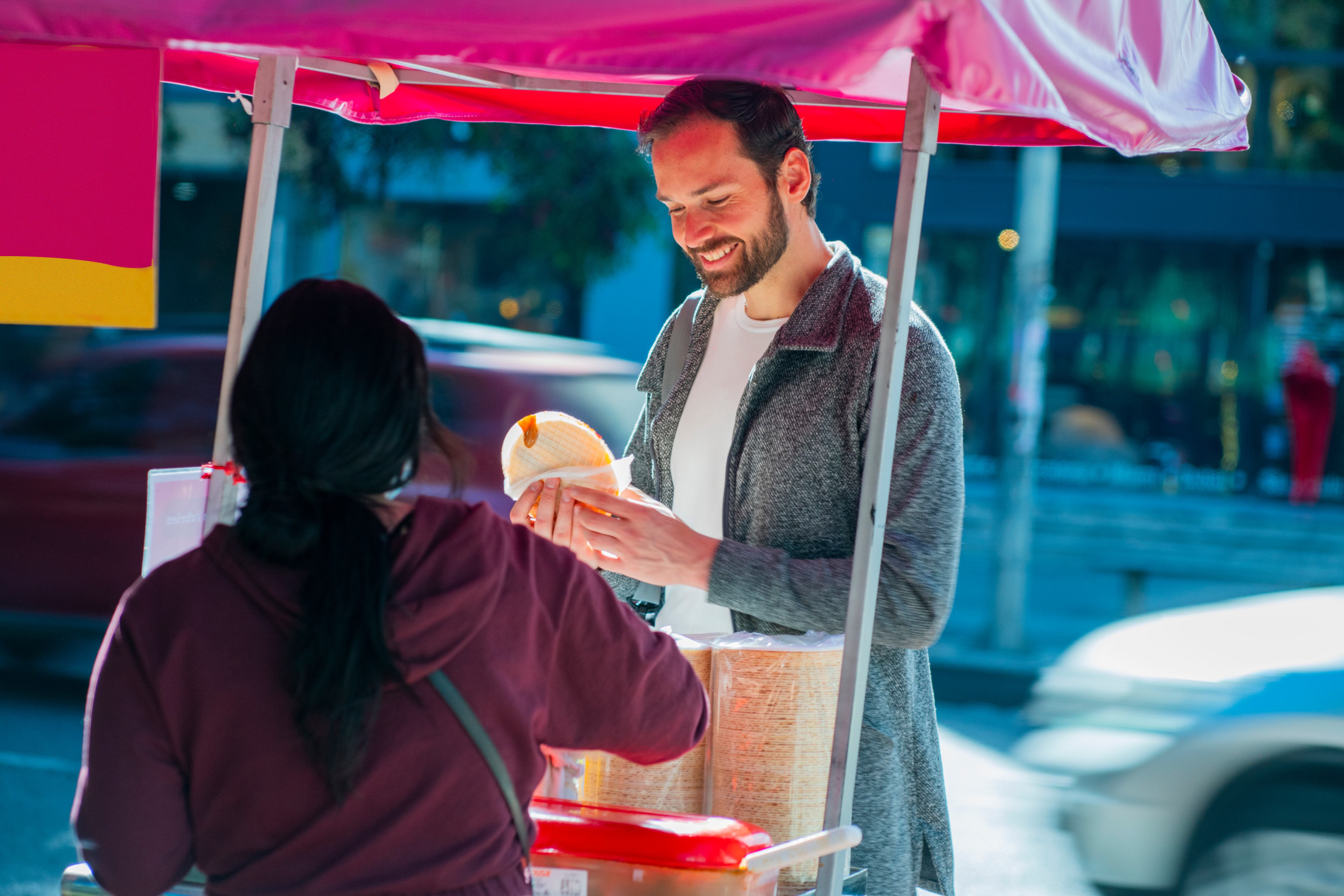 Hombre comprando oblea, imagen de referencia (Getty Images).