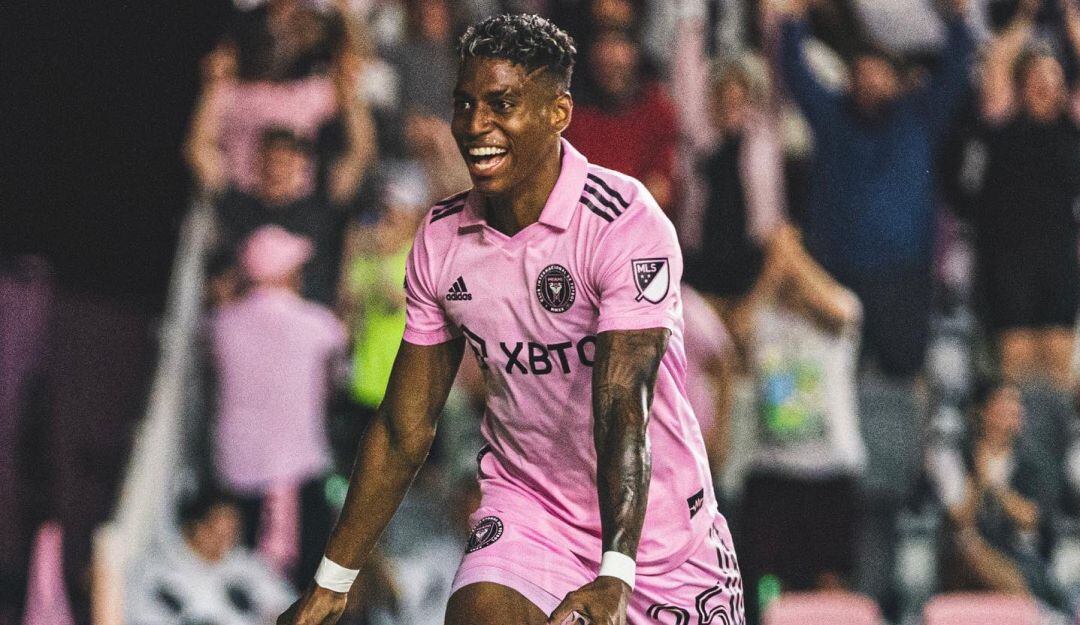 Emerson Rivaldo Rodríguez festeja su primera anotación en la MLS.