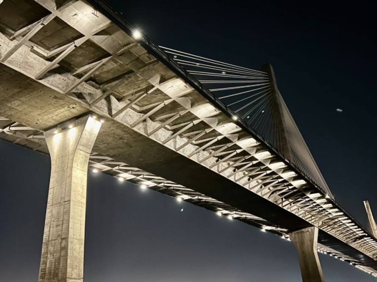 El puente Pumarejo estrena iluminación