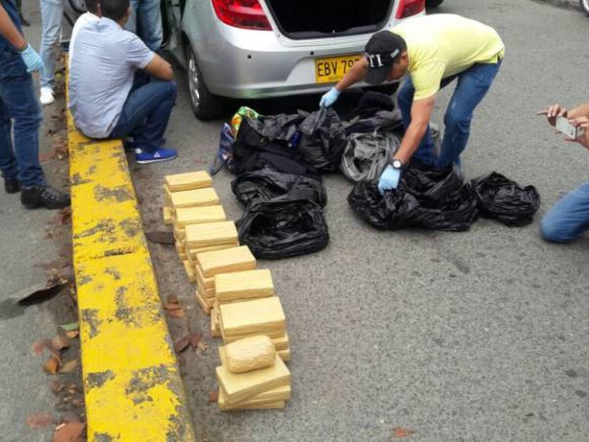 Dos policías capturados con 30 kilos de clorhidrato de cocaína