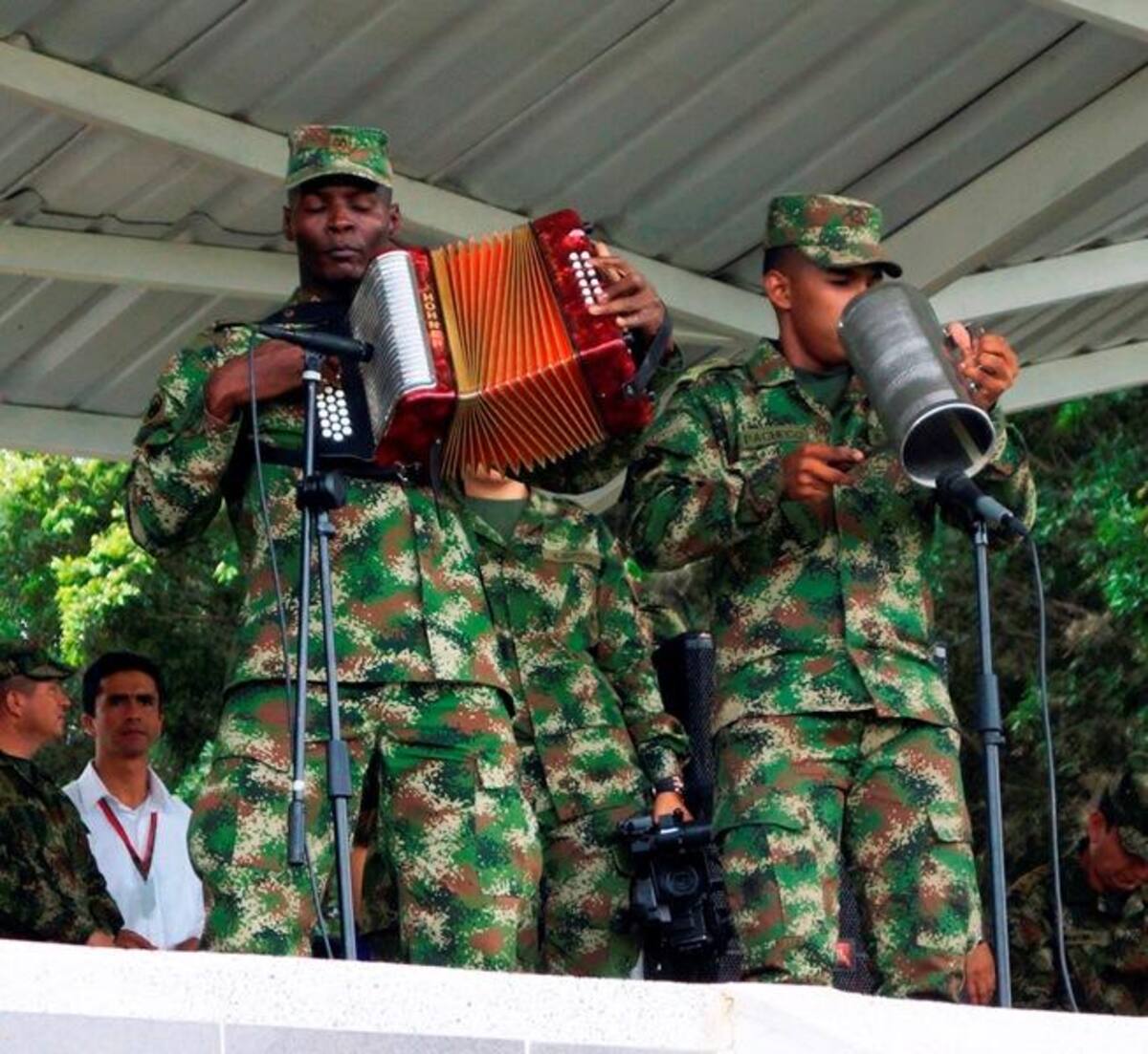 Durante el evento, integrantes de la Policía, el Esmad y el Ejército recibieron con emoción a Juanes, le prepararon una presentación musical con vallenato y otra con un Michael Jackson del batallón "Coronel Francisco José de Caldas".