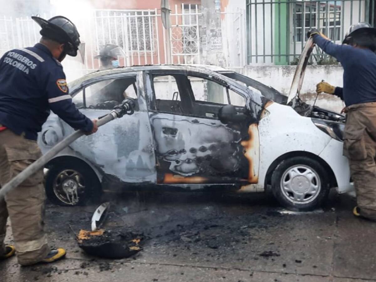 Incendió consumió un vehículo en plena vía pública de Cartagena