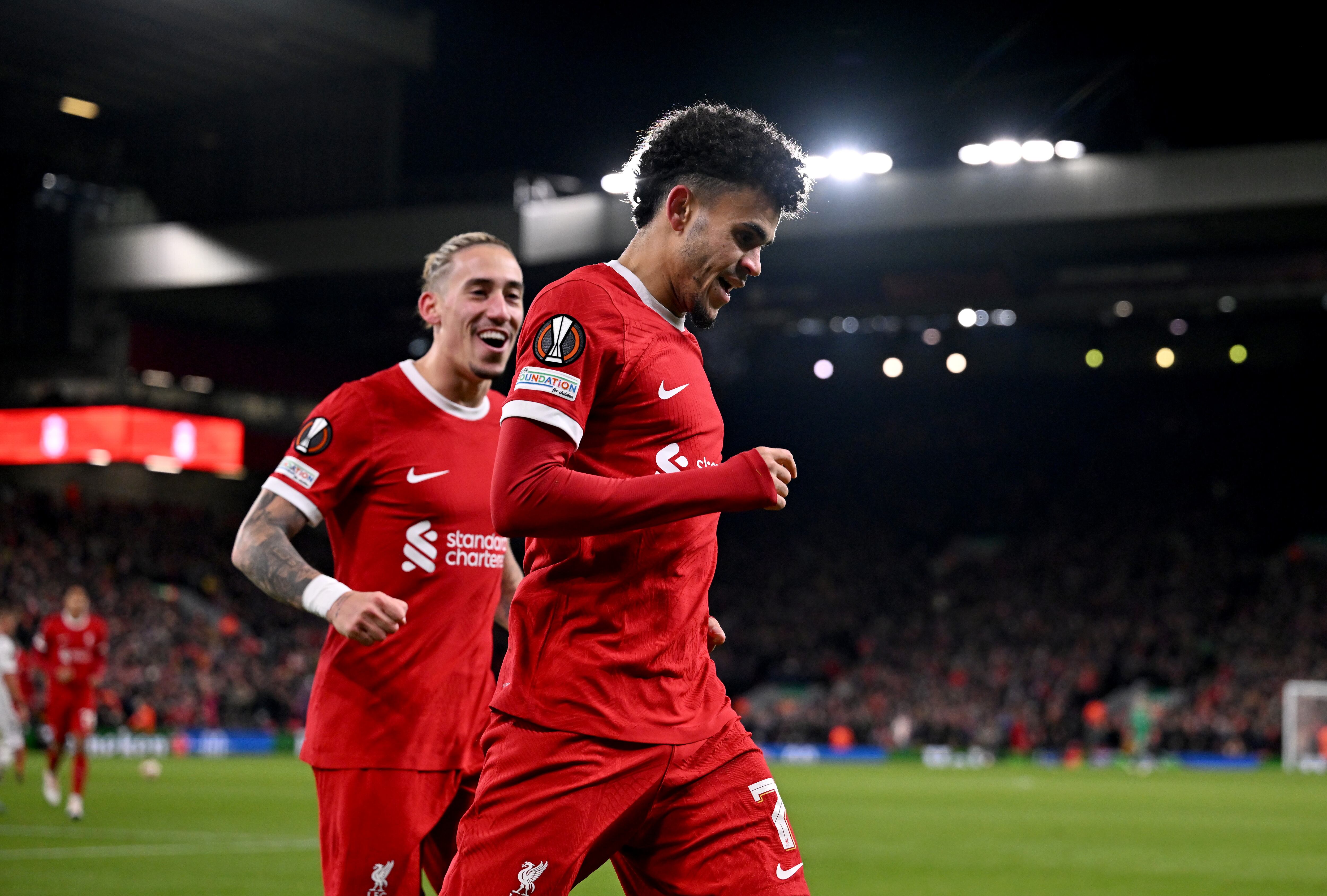 Luis Díaz festeja su gol en la Liga de Europa. (Photo by Andrew Powell/Liverpool FC via Getty Images)