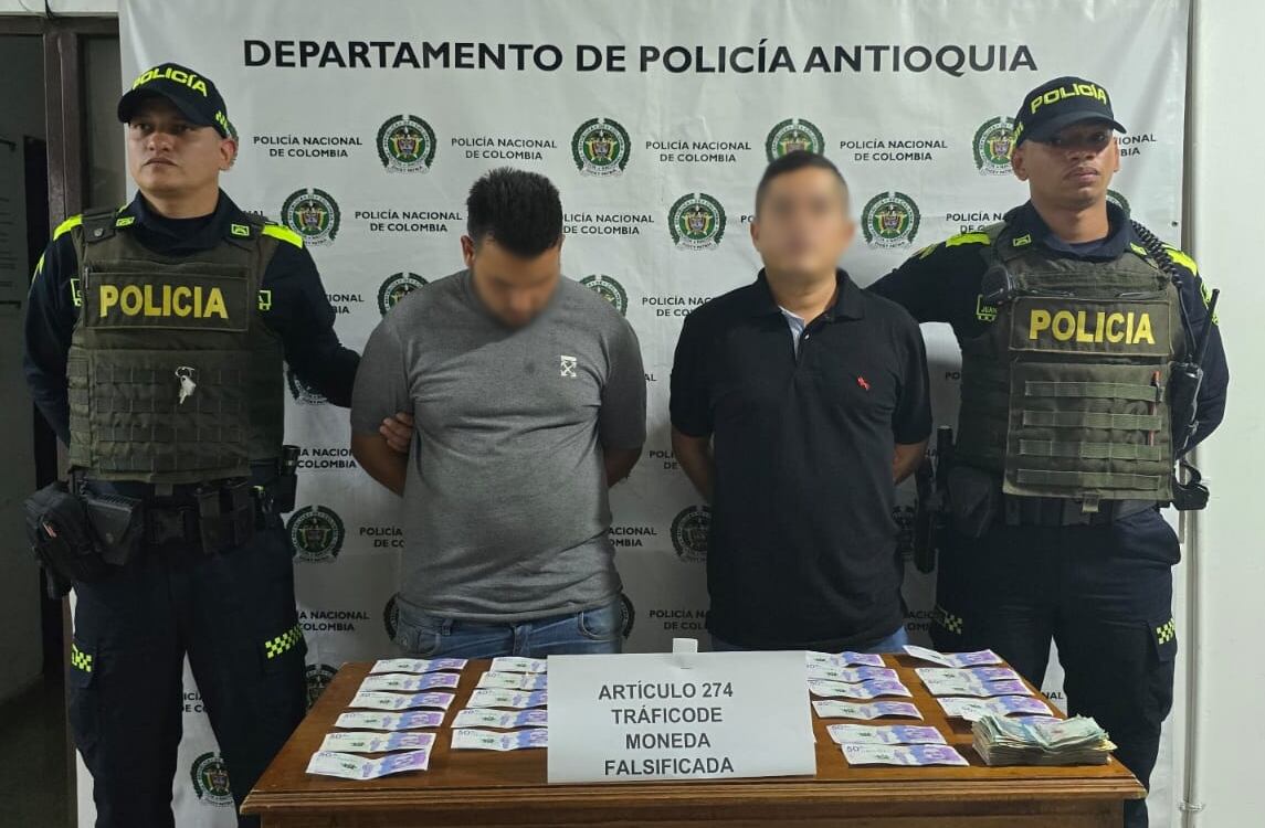 Dos hombres fueron detenidos con billetes de $50.000 y $20.000 falsos. Foto: Policía Antioquia