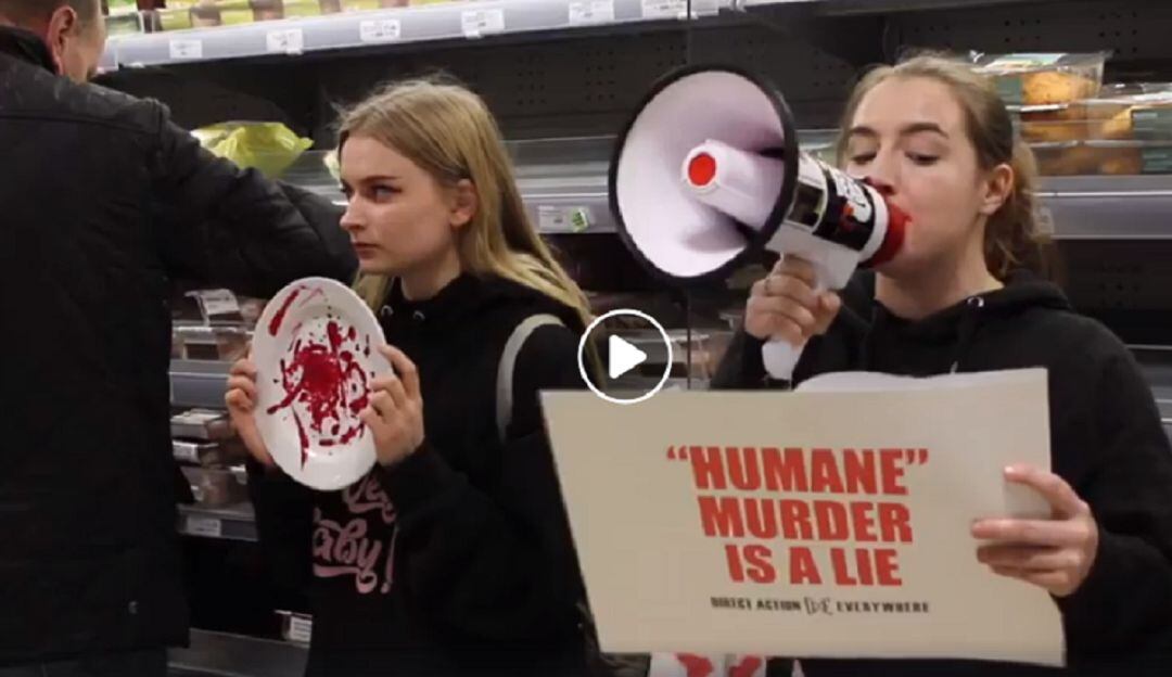 Activistas veganos impiden la venta de pavo en supermercado