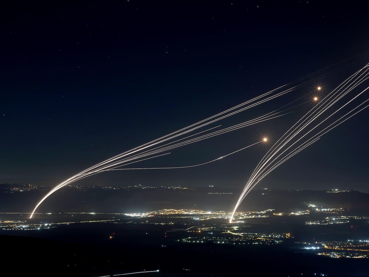 Israel intercepta decenas de misiles enviados por Hezbolá