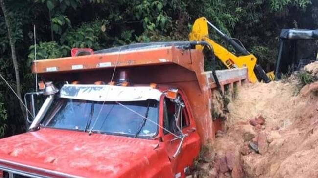 Conductor de volqueta, quedó atrapado por deslizamiento en Samaná. Crédito: Secretaría de Medio Ambiente de Caldas.