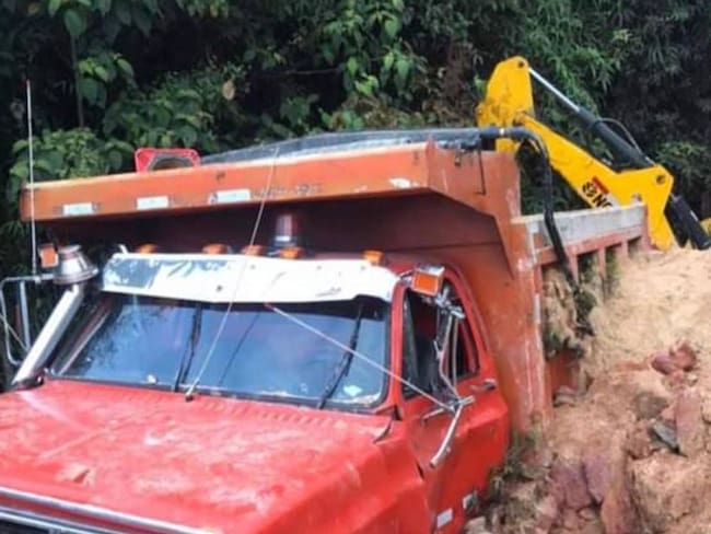Conductor de volqueta, quedó atrapado por deslizamiento en Samaná. Crédito: Secretaría de Medio Ambiente de Caldas.