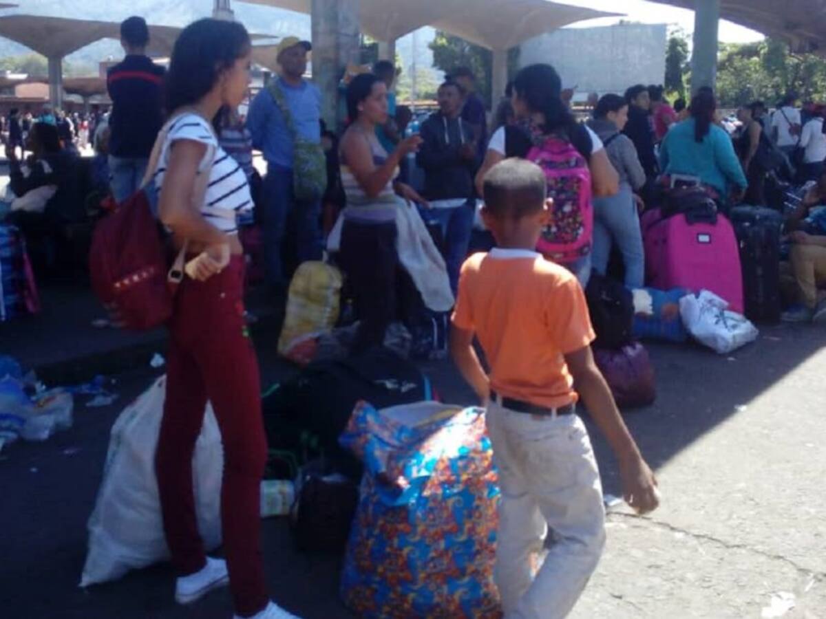 Aumento de viajeros en terminal de San Cristóbal genera falta de transporte