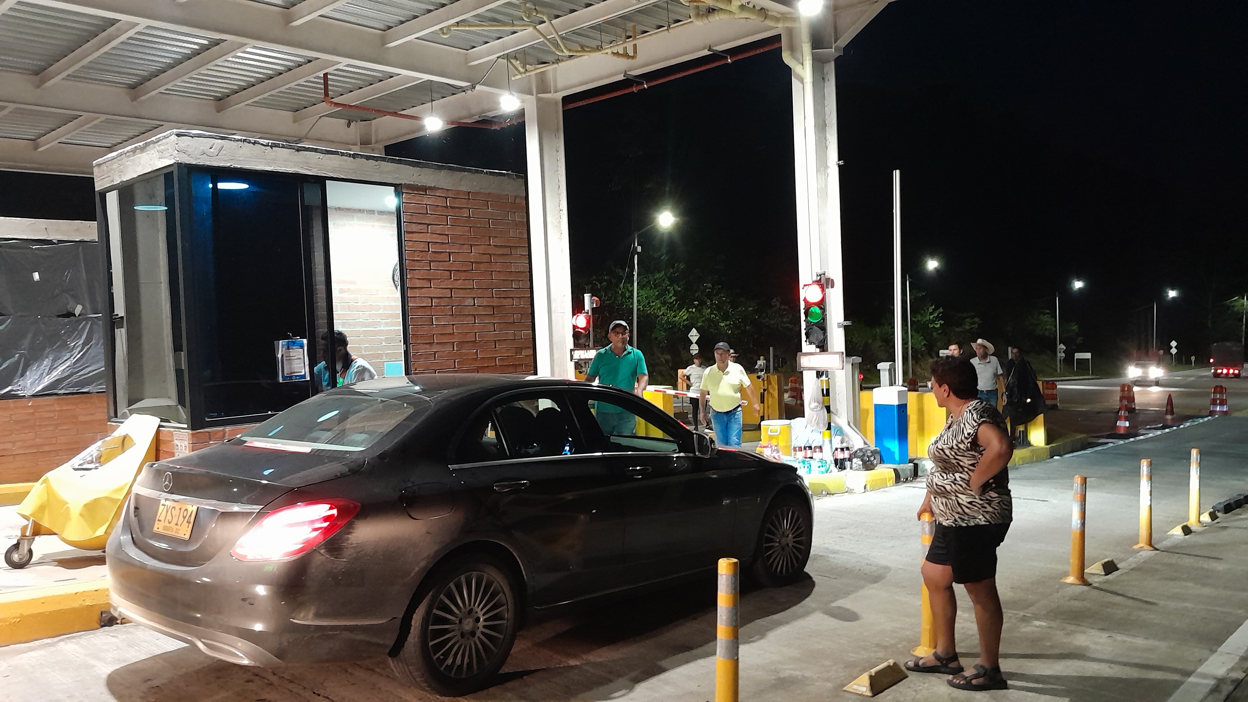 Grupos de 10 personas se ubican en el peaje de San Luis de Gaceno (Boyacá) evitando que los conductores pagen por el mismo / Foto. Suministrada.