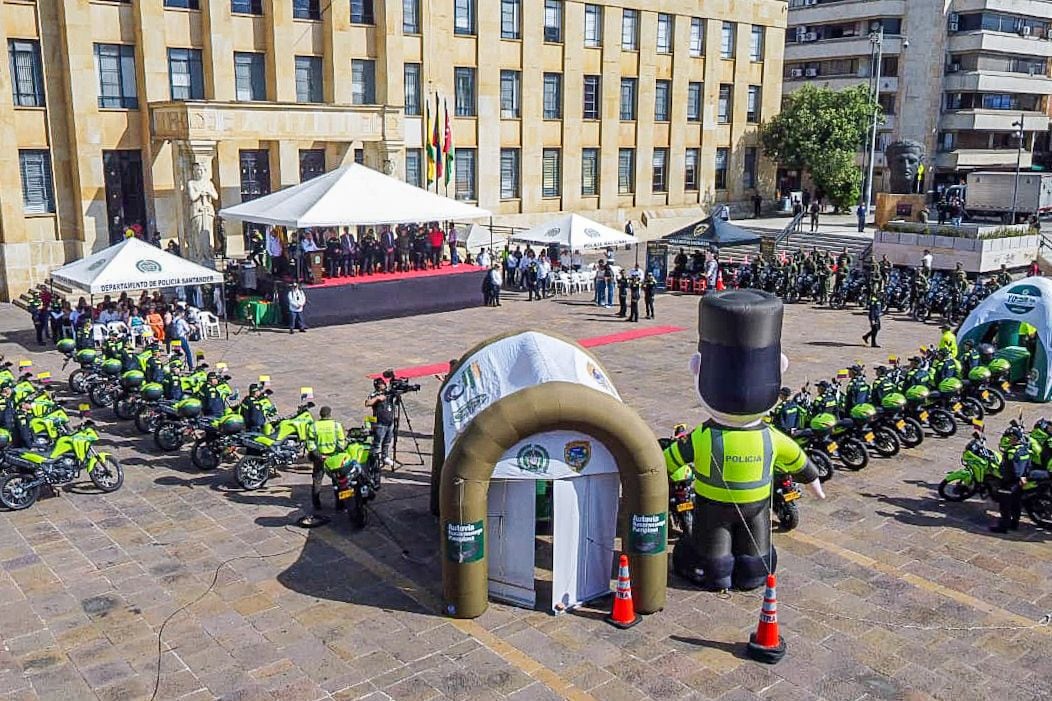 Gobernación entregó 49 motos para la Policía y el Ejército en Santander. Foto: Gobernación de Santander. 