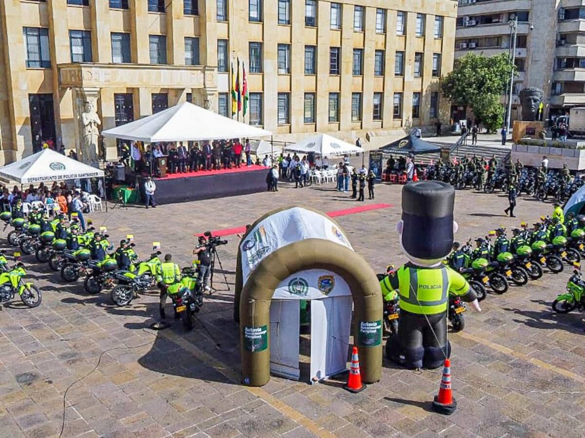 Gobernación entregó 49 motos para la Policía y el Ejército en Santander
