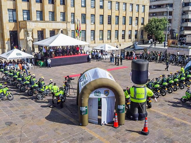 Gobernación entregó 49 motos para la Policía y el Ejército en Santander. Foto: Gobernación de Santander.