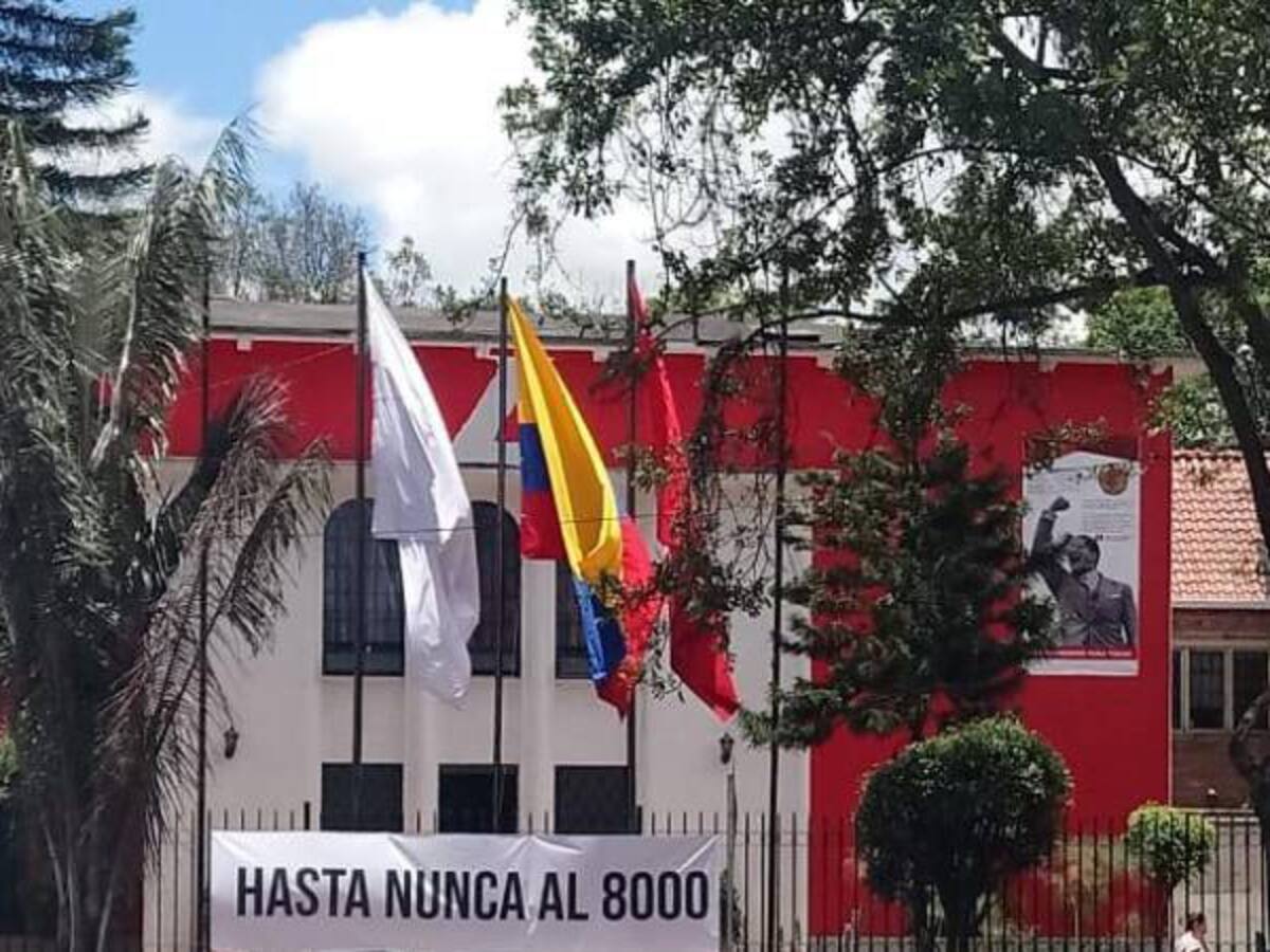 “Hasta nunca al 8.000” : pancarta en la sede del Partido Liberal