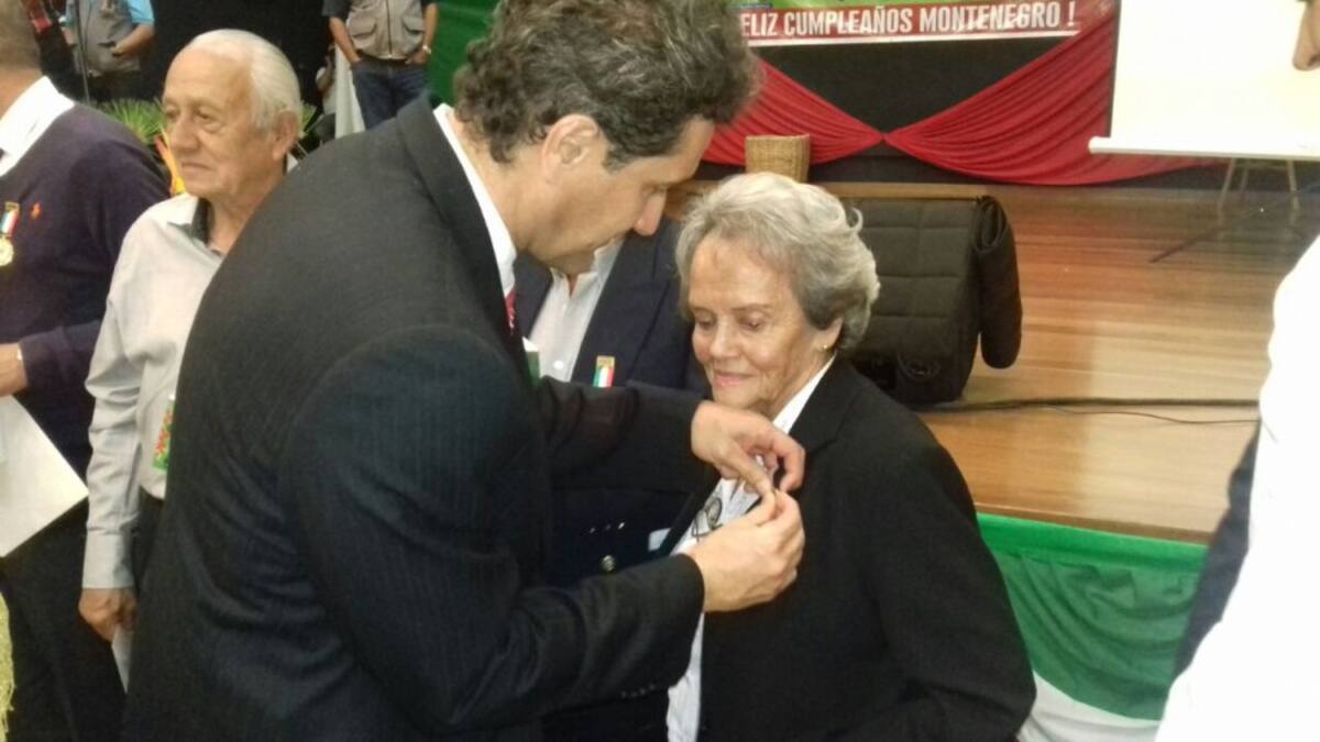 Gobernador encargado del Quindío Carlos Alberto Gómez Chacón entregando reconocimientos