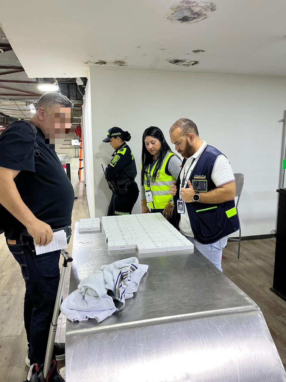 DIAN retiene 40 celulares avaluados en más de $244 millones en aeropuerto de Barranquilla. Foto: Dian