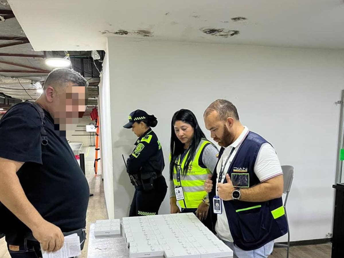 DIAN retiene 40 celulares avaluados en más de $244 millones en aeropuerto de Barranquilla