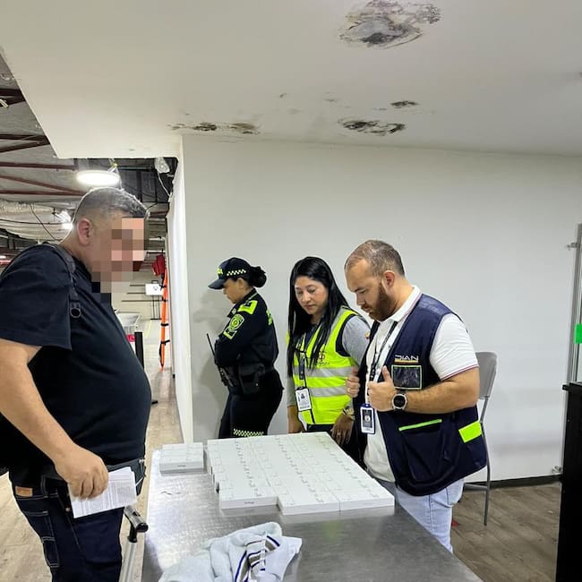 DIAN retiene 40 celulares avaluados en más de $244 millones en aeropuerto de Barranquilla. Foto: Dian