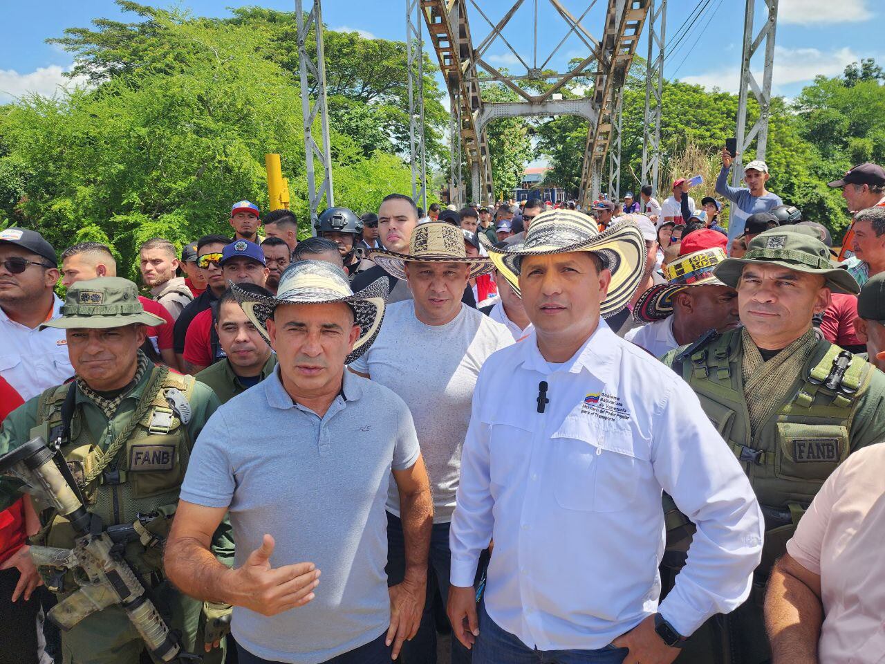 Ministro de transporte de Venezuela y gobernador del Táchira visitan el puente binacional La Unión