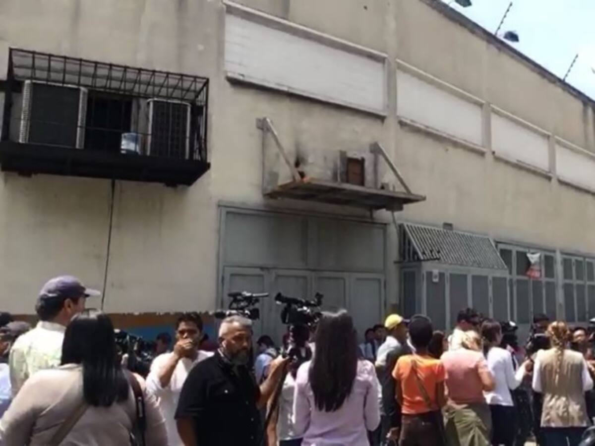 Presos venezolanos siguen toma de celdas en centro de detención en Caracas
