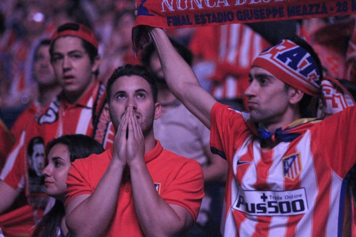 Los hinchas del Atlético desesperan por el marcador del partido.