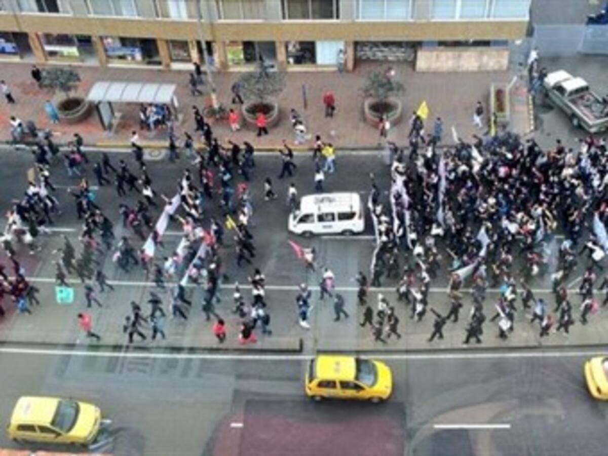 Estudiantes del SENA marchan por la carera séptima