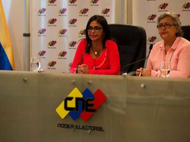 La presidenta de la Asamblea Nacional Constituyente (ANC), Delcy Rodríguez (i), y la presidenta del Consejo Nacional Electoral (CNE), Tibisay Lucena (d)