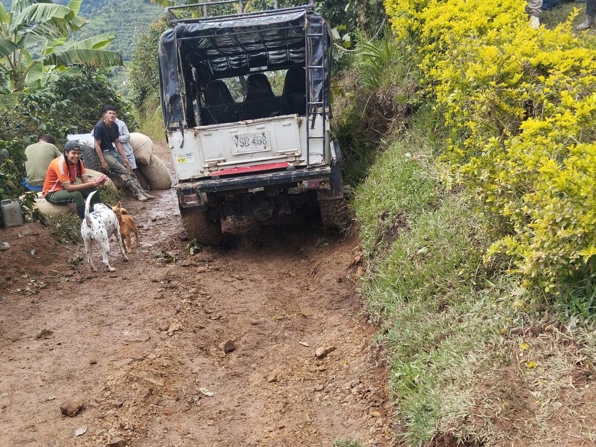 Carro accidentado en Andes- foto bomberos