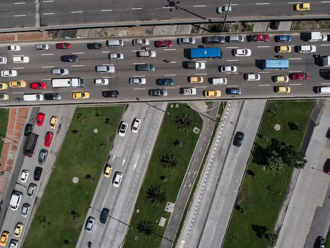 Vehículos transitando por Bogotá, Colombia (GettyImages)