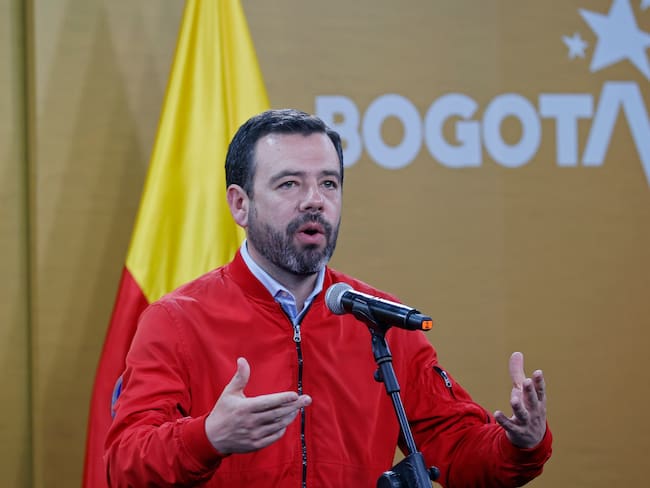 AME2693. BOGOTÁ (COLOMBIA), 30/10/2023.- Carlos Galán, del partido Nuevo Liberalismo y quién fue elegido este domingo 29 de octubre en las votaciones, habla durante su recibimiento por parte de la actual alcaldesa de Bogotá, Claudia López, hoy en el Palacio del Lievano en Bogotá (Colombia). Galán, del Nuevo Liberalismo, consiguió ganar las elecciones a la Alcaldía en primera vuelta, al hacerse con el 49,02 % (casi 1,5 millones de votos) y tomará posesión el 1 de enero de 2024 en reemplazo a Claudia López, primera alcaldesa elegida por voto popular. EFE/ Mauricio Dueñas Castañeda