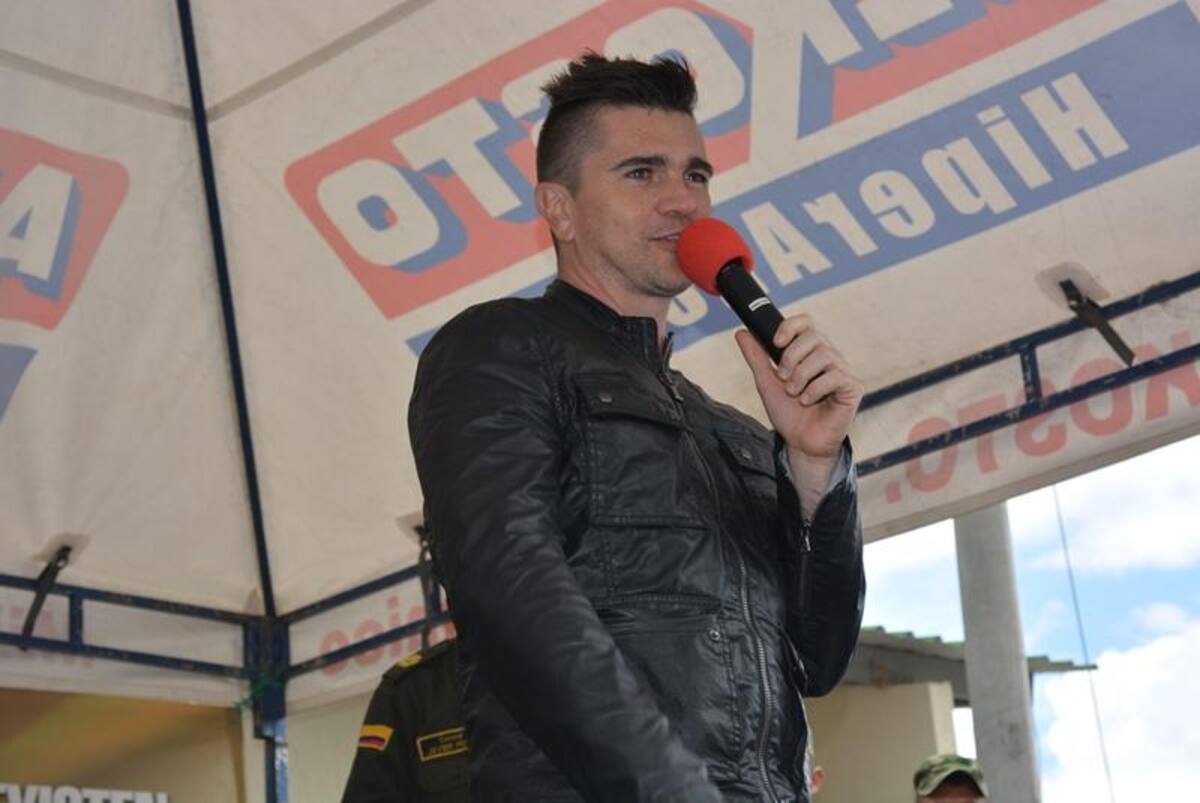 El artista colombiano se tomó fotos con los uniformados. Foto: Caracol Radio