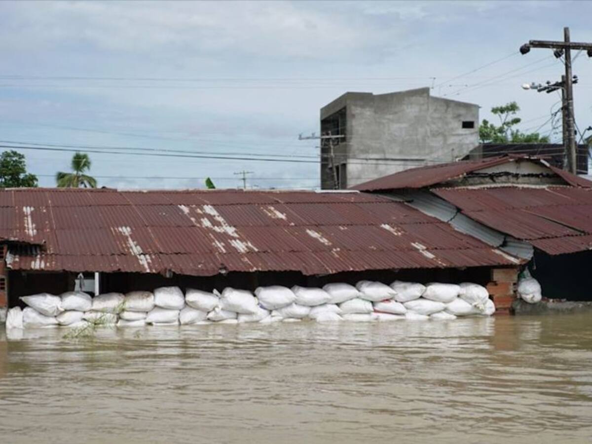 Con costales intentan evitar inundaciones en la Mojana sucreña