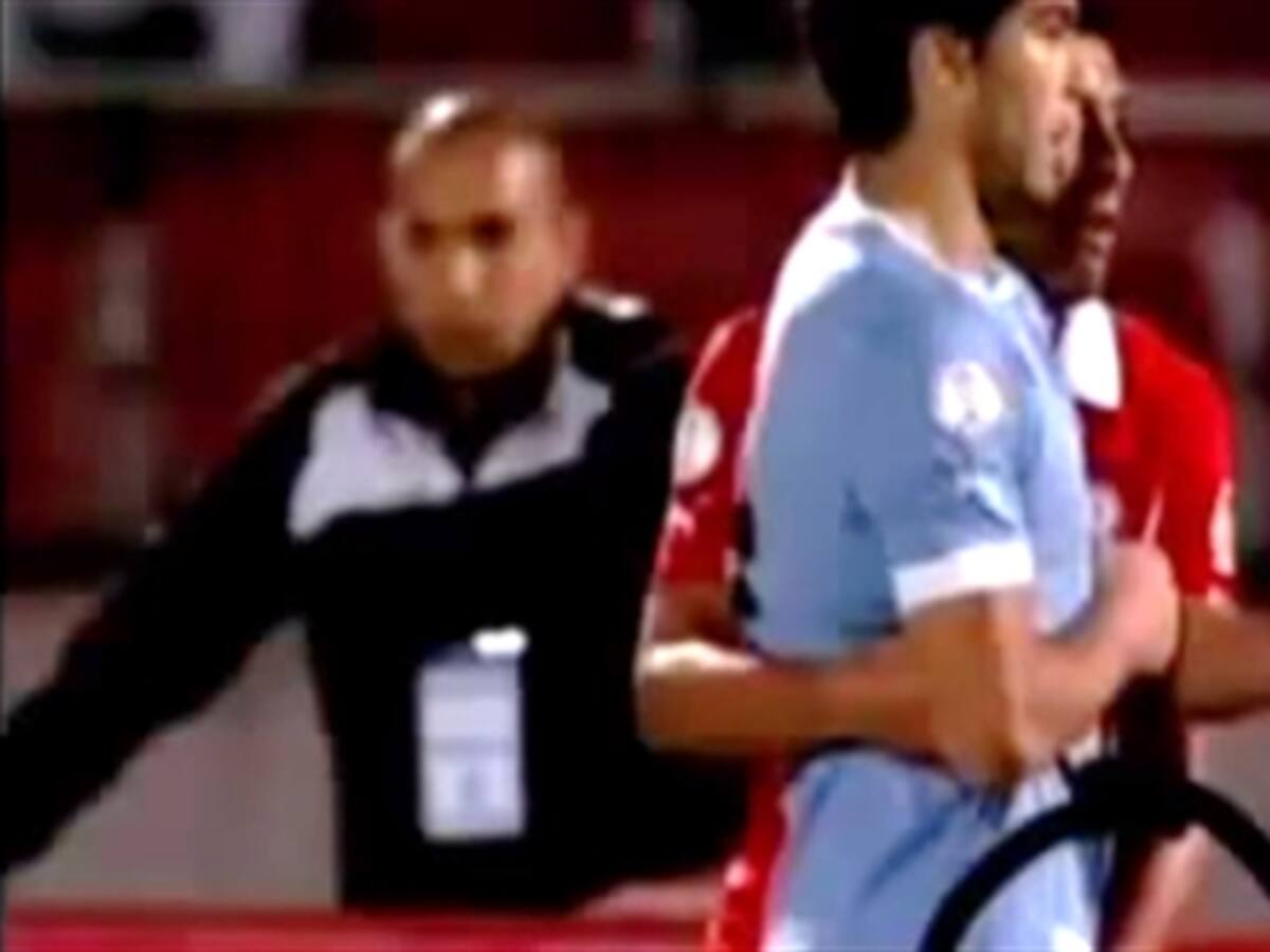 Gonzalo Jara repite falta: en 2013 tocó las partes íntimas de Luis Suárez