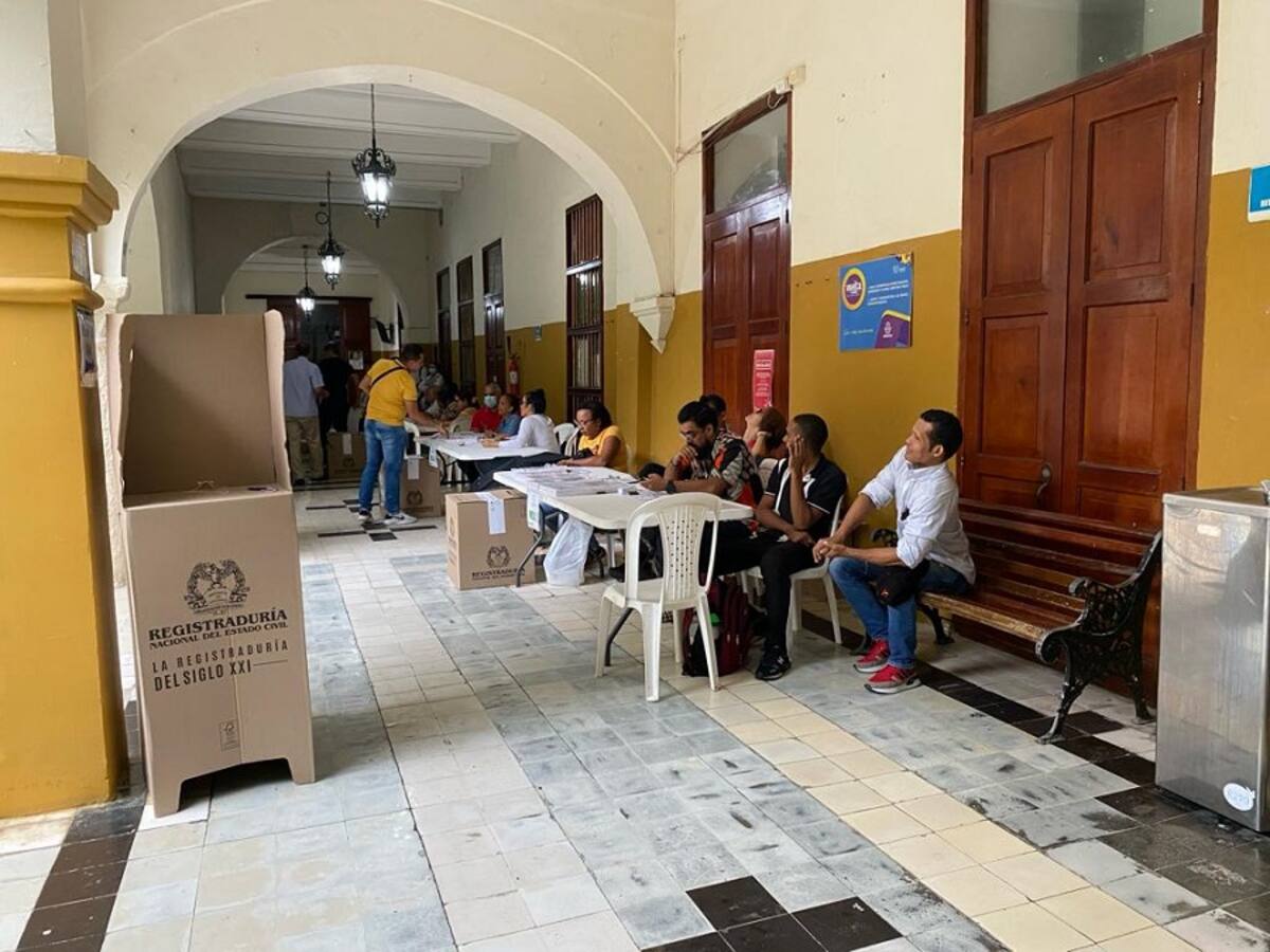 Elecciones marcadas por la lluvia en Cartagena: hay baja afluencia de votantes