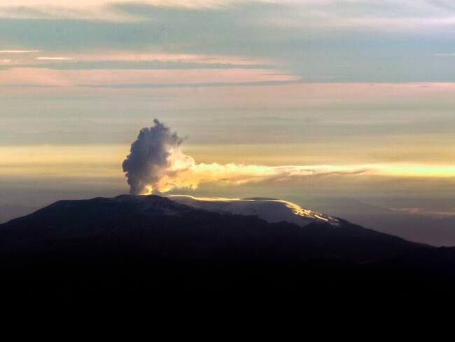 Vista aérea del volcán Nevado del Ruiz que muestra una columna de humo fotografiada al amanecer desde la ventana de un avión el 29 de noviembre de 2018 en Colombia. Foto: LUIS ROBAYO/AFP a través de Getty Images.