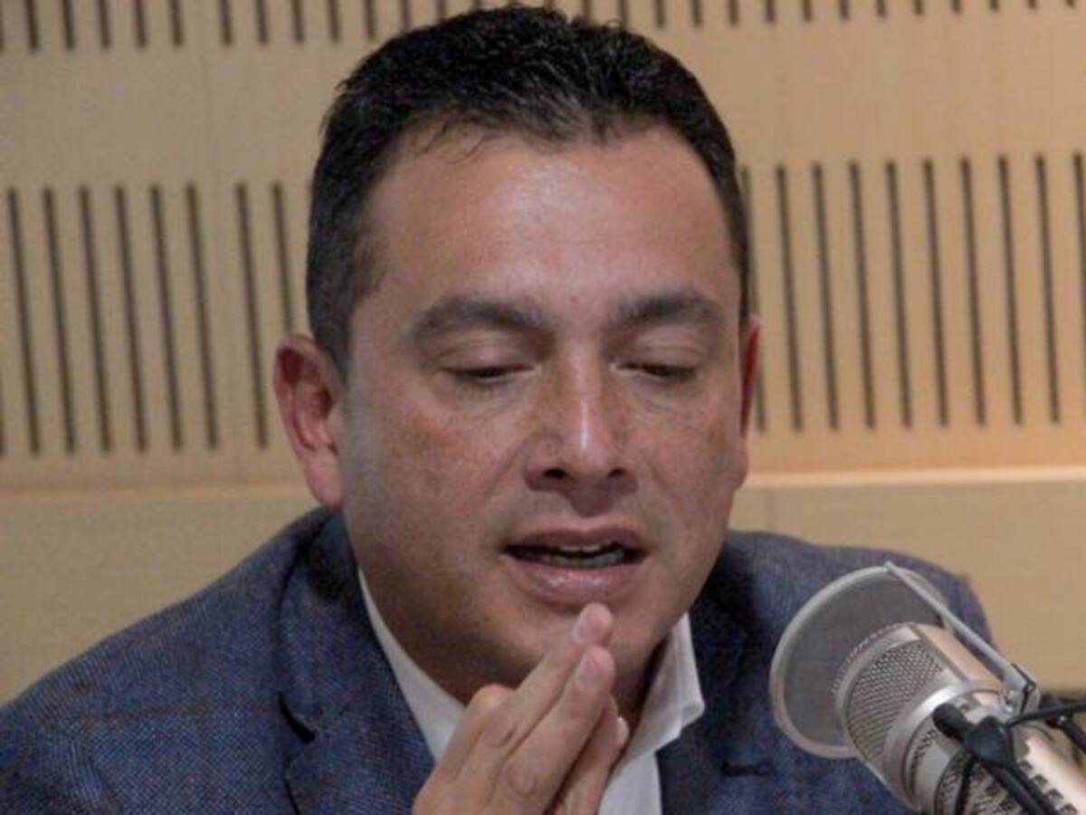 "Todo jefe de Estado que arme de manera generalizada a la población civil es un criminal de guerra": Libreros